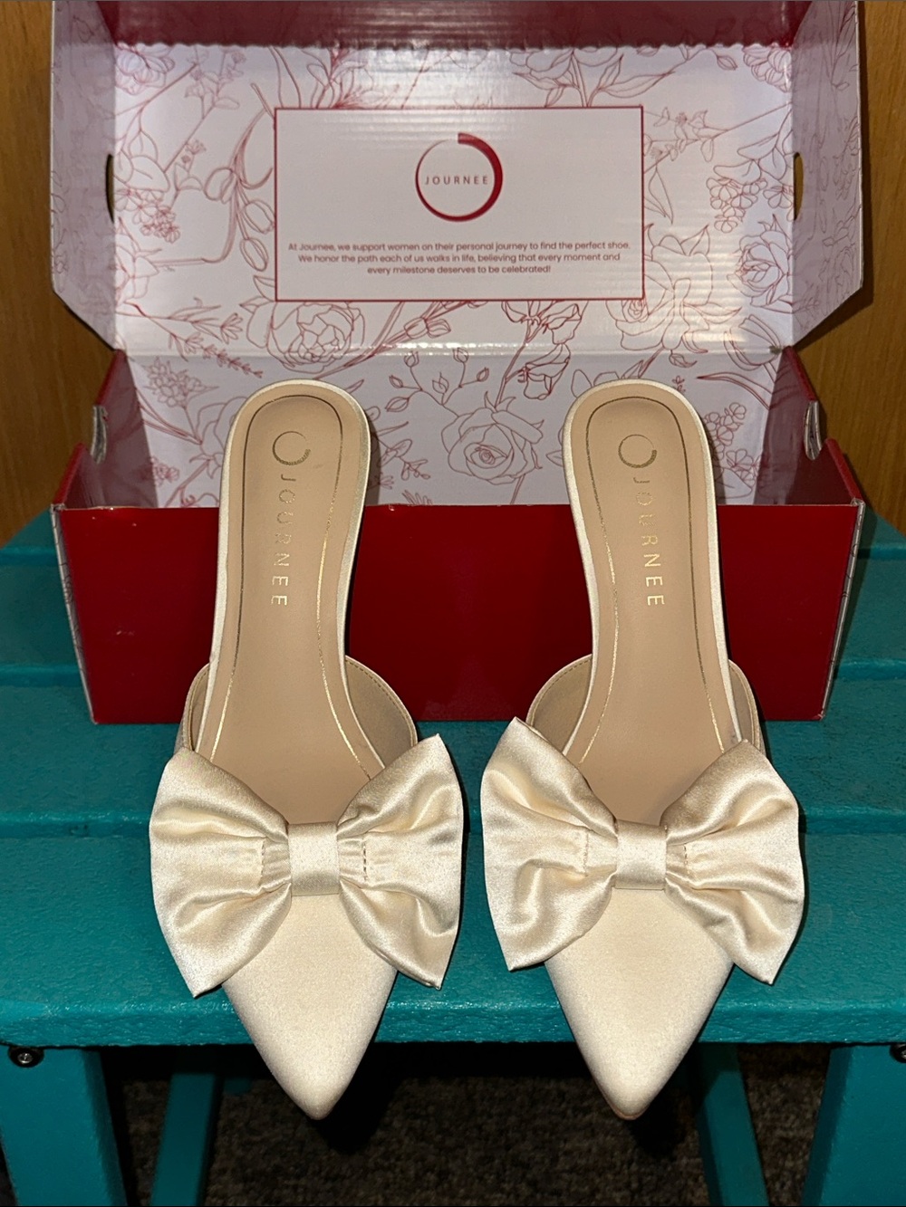 🤍🤍🤍Journee Collection Satin Bow Pointed-Toe Mules in Cream NWOT
